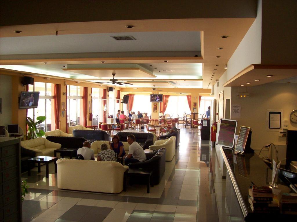 Thomas Bay Hotel Агиос Стефанос Экстерьер фото