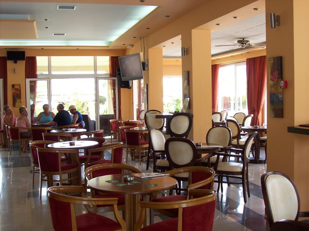 Thomas Bay Hotel Агиос Стефанос Экстерьер фото