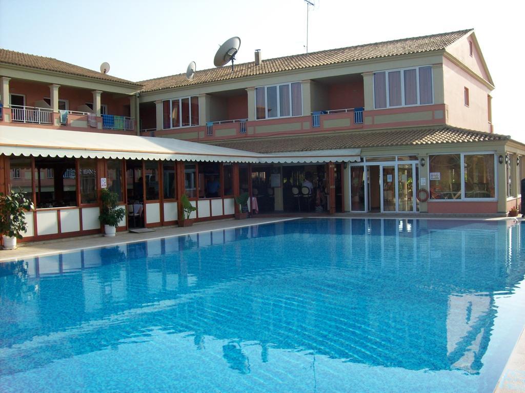Thomas Bay Hotel Агиос Стефанос Экстерьер фото